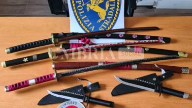 Viaggiano sulla E45 con coltelli e spade "katane": denunciati due 26enni 7 PHOTO 2023 09 18 09 48 00