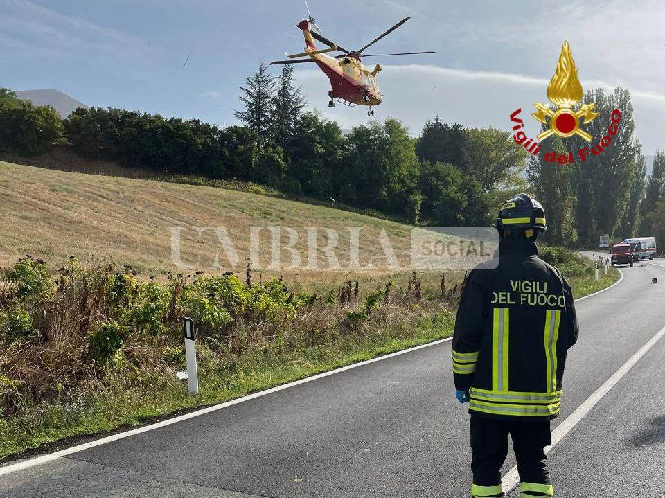 Incidente stradale alle porte di Norcia, quattro feriti estratti dalla vettura 3 Incidente stradale alle porte di Norcia, quattro feriti estratti dalla vettura 2