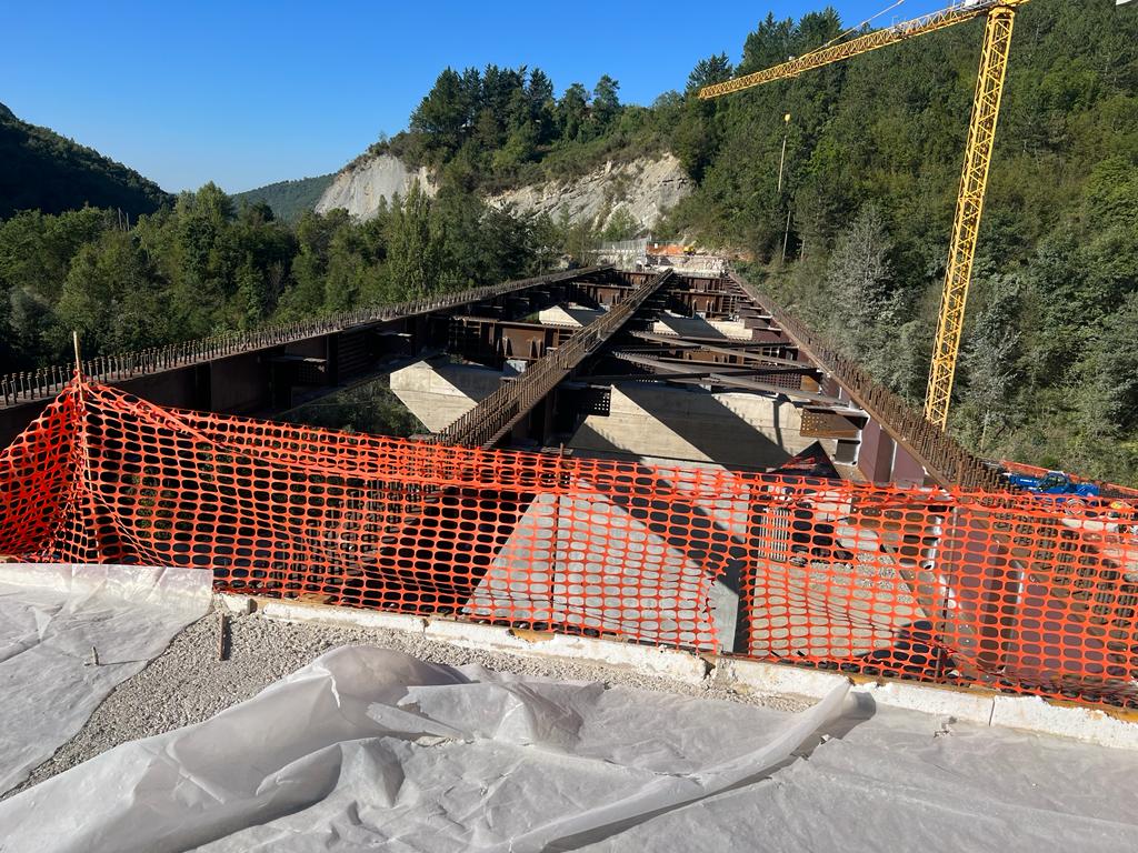 Strada della Contessa, in corso le operazioni di varo delle travi del viadotto (foto) 2