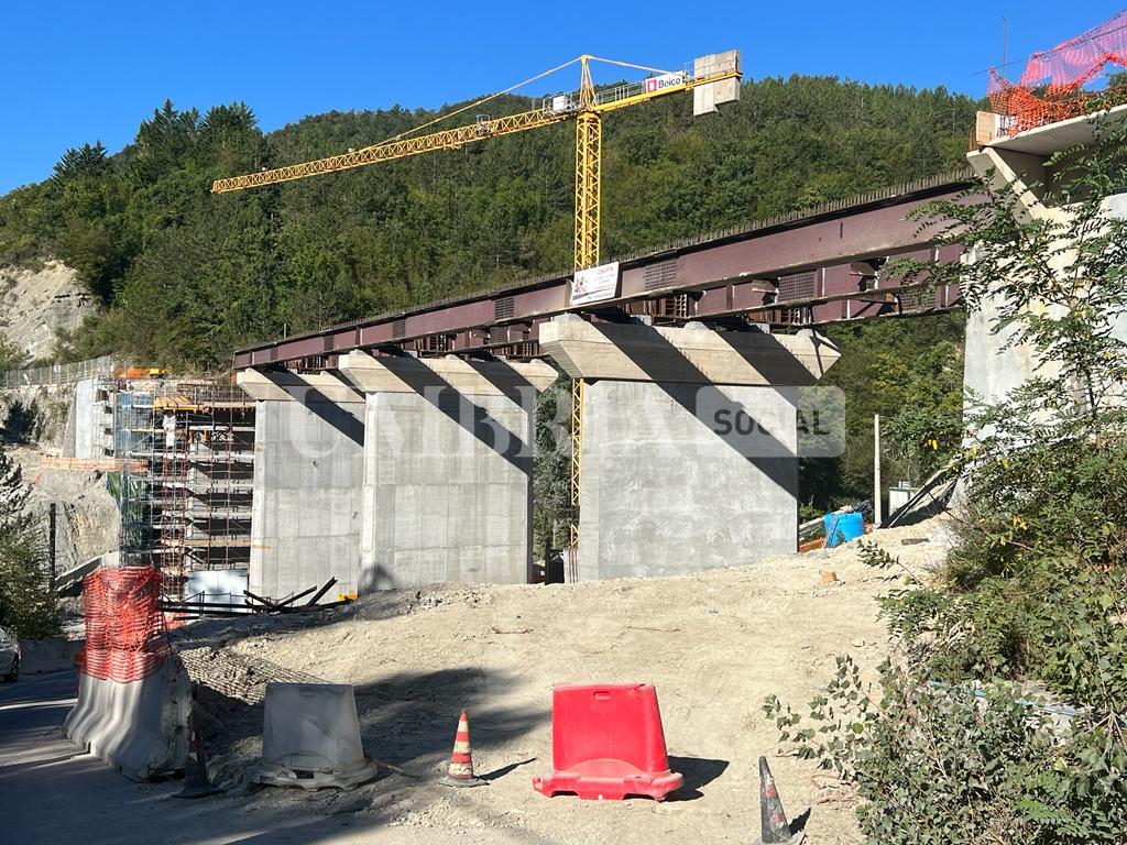 Strada della Contessa, in corso le operazioni di varo delle travi del viadotto (foto) 8