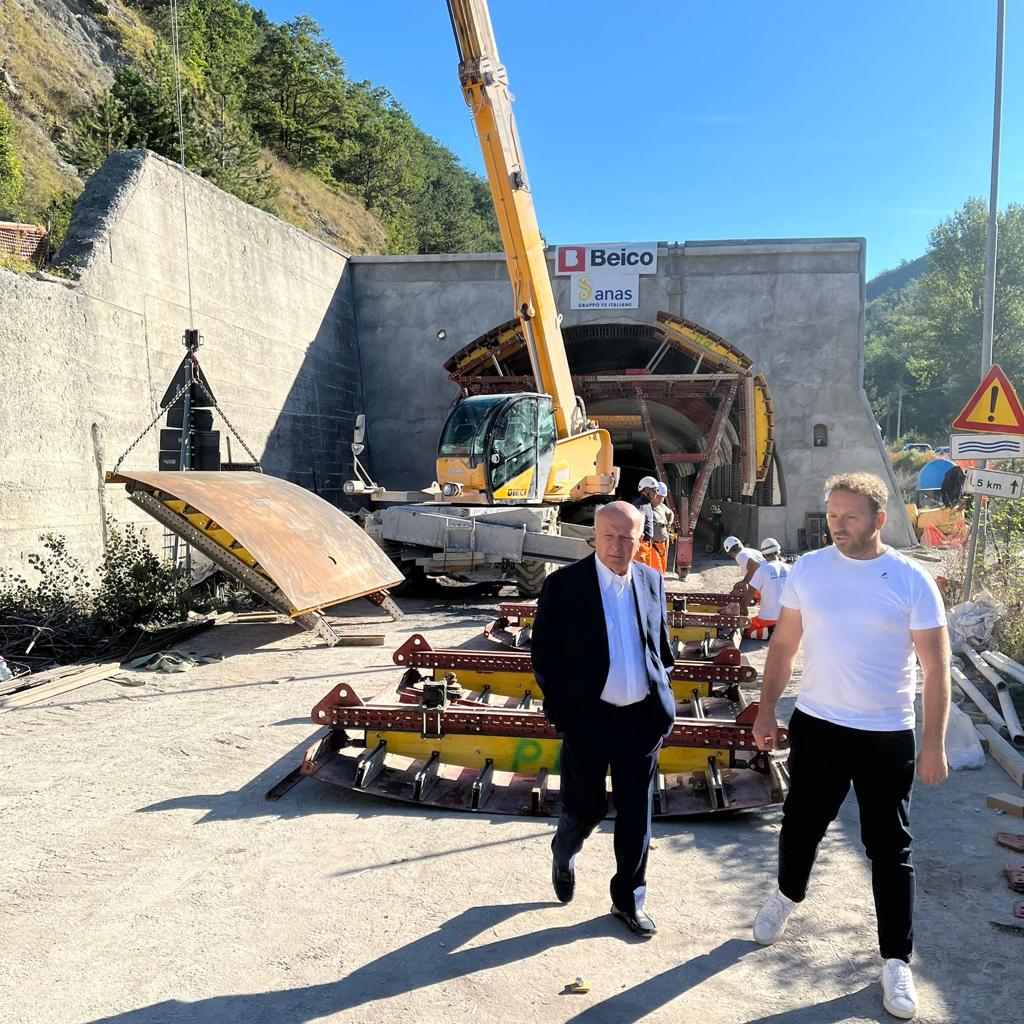 Strada della Contessa, in corso le operazioni di varo delle travi del viadotto (foto) 6