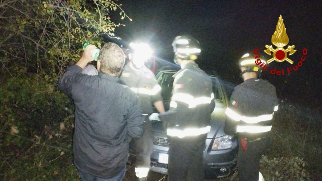 Gubbio, perdono l'orientamento nella boscaglia: trovati dai Vigili del Fuoco (foto) 2