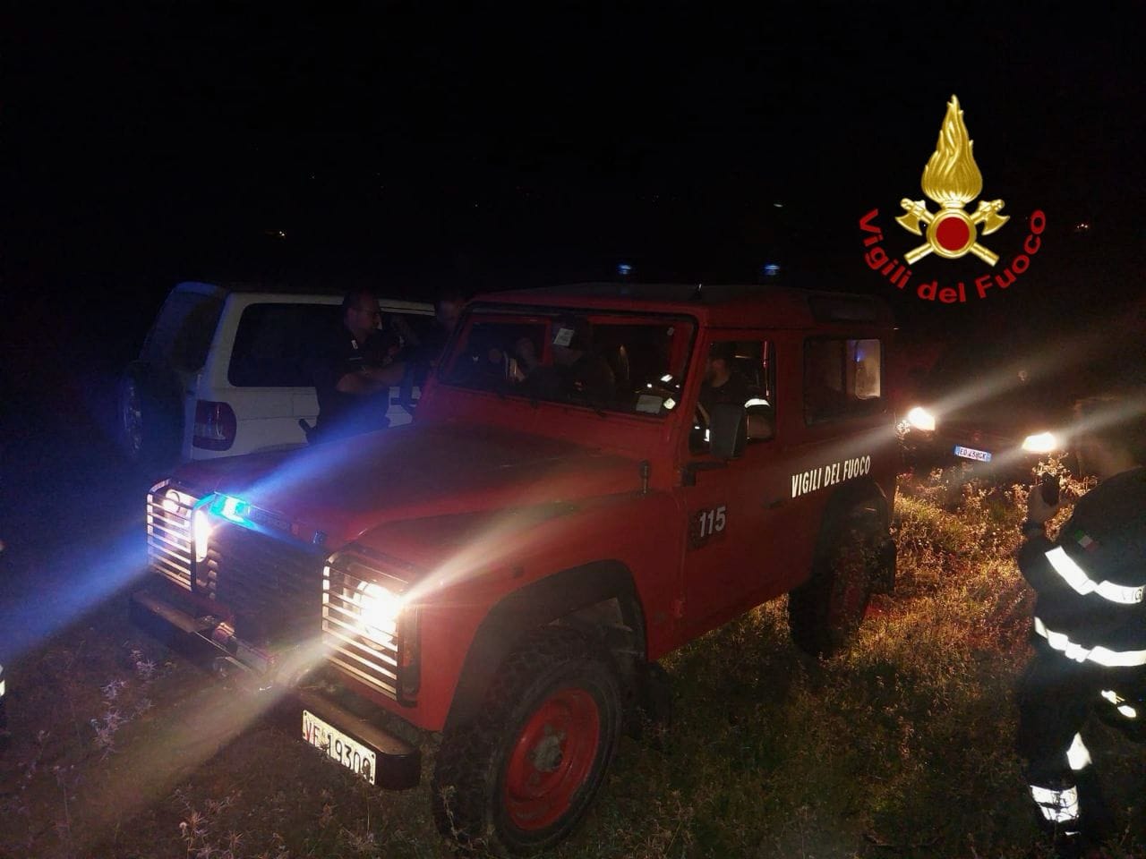 Gubbio, perdono l'orientamento nella boscaglia: trovati dai Vigili del Fuoco (foto) 6