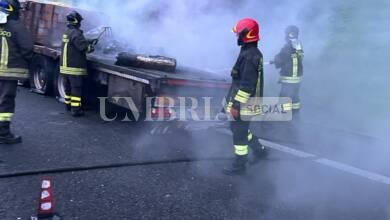 Terni, incendio su un camion in galleria: traffico bloccato di primissima mattina (foto) 6 IMG 20231027 WA0012