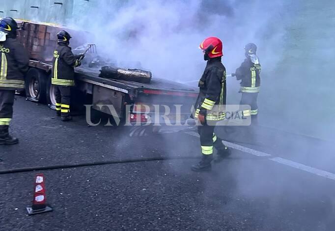 Terni, incendio su un camion in galleria: traffico bloccato di primissima mattina (foto) 1 IMG 20231027 WA0012