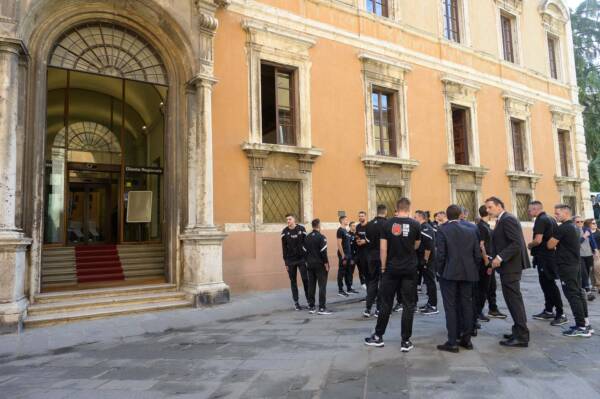 Volley, la Sir Susa Vim Perugia accolta in Regione da Donatella Tesei (foto) 19 Volley, la Sir Susa Vim Perugia accolta in Regione da Donatella Tesei (foto) 18