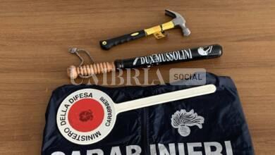 Trovato con martello e manganello con impresse scritte nazi-fasciste: denunciato dai carabinieri 11 Manganello