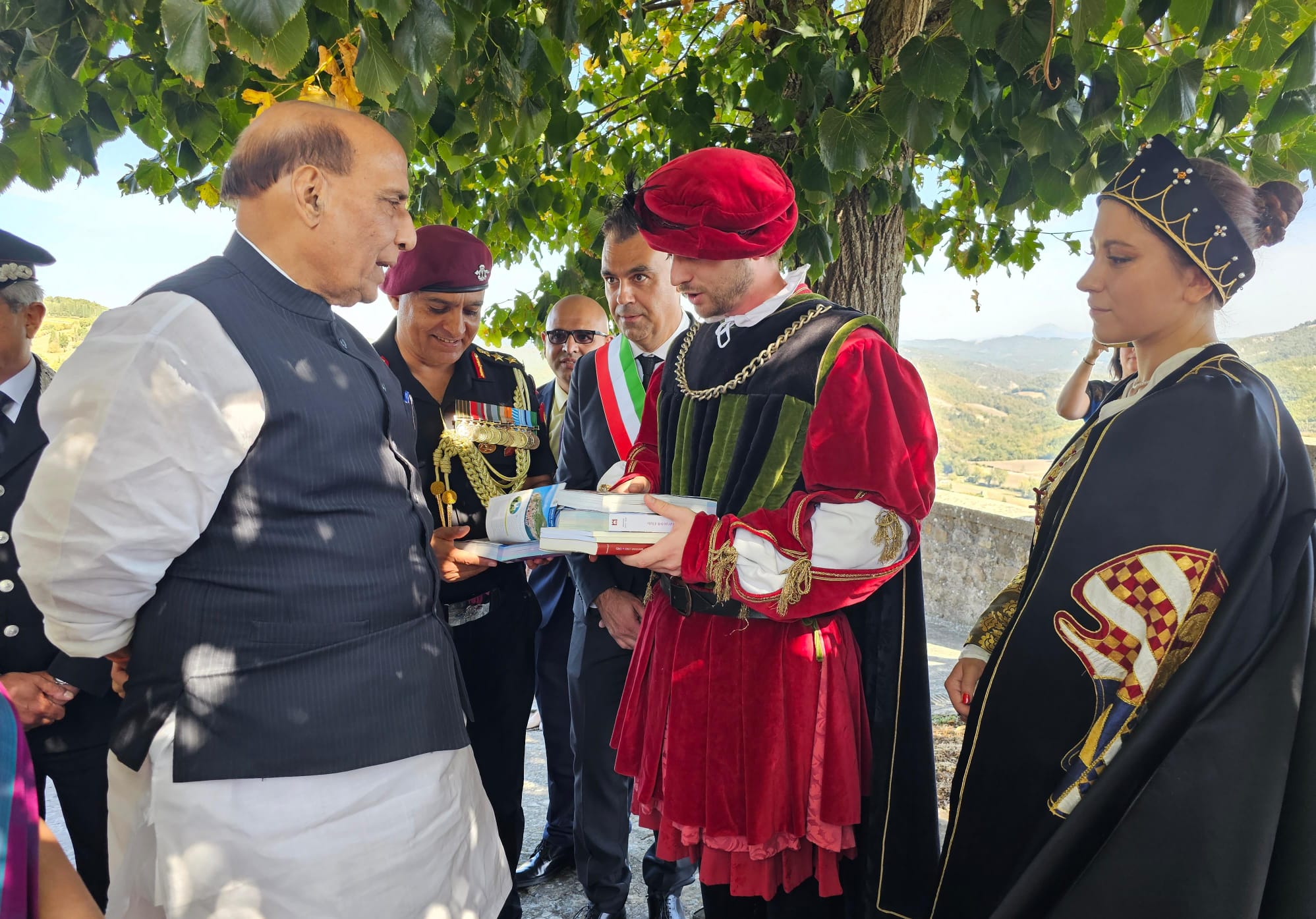 Rinnovata l'amicizia tra Montone e l'India, visita del ministro Rajnath Singh nel borgo umbro (foto) 10