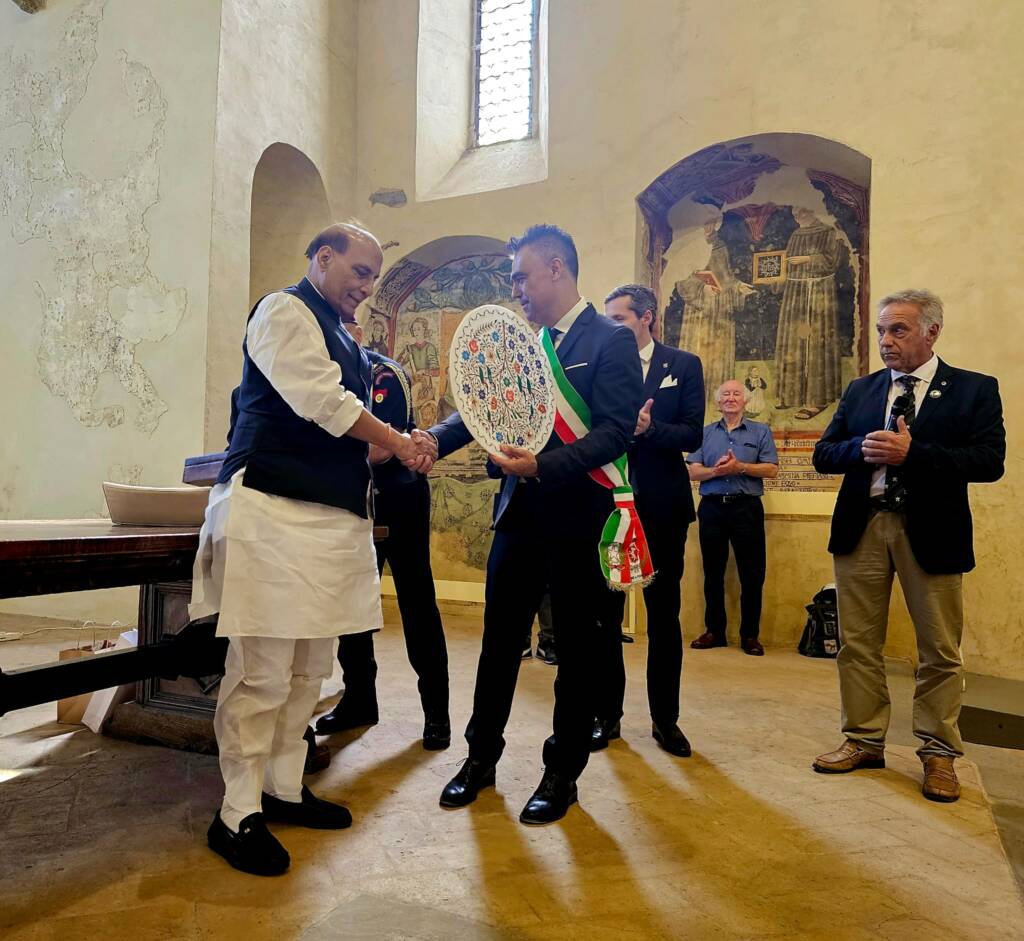 Rinnovata l'amicizia tra Montone e l'India, visita del ministro Rajnath Singh nel borgo umbro (foto) 3 Rinnovata l'amicizia tra Montone e l'India, visita del ministro Rajnath Singh nel borgo umbro (foto) 2