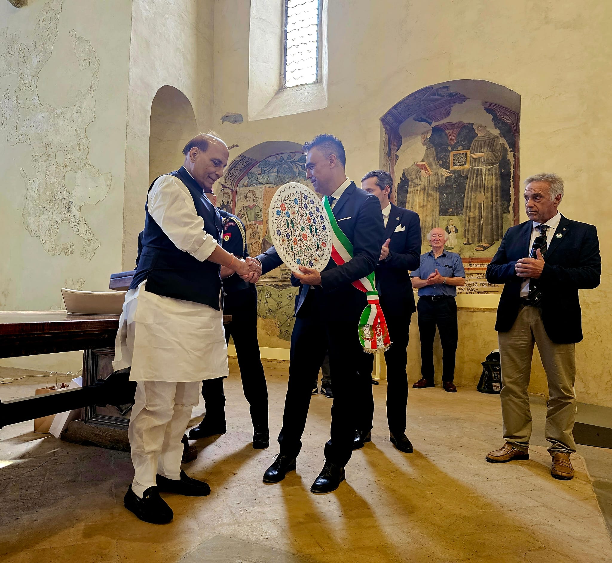 Rinnovata l'amicizia tra Montone e l'India, visita del ministro Rajnath Singh nel borgo umbro (foto) 2