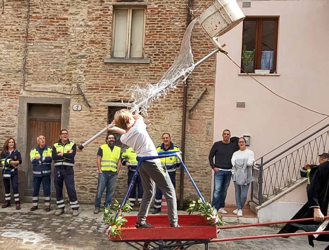 La bella storia dell'oca Giovanna: vinta al Palio di Città di Castello, ora parte della famiglia di Pietro (foto) 2