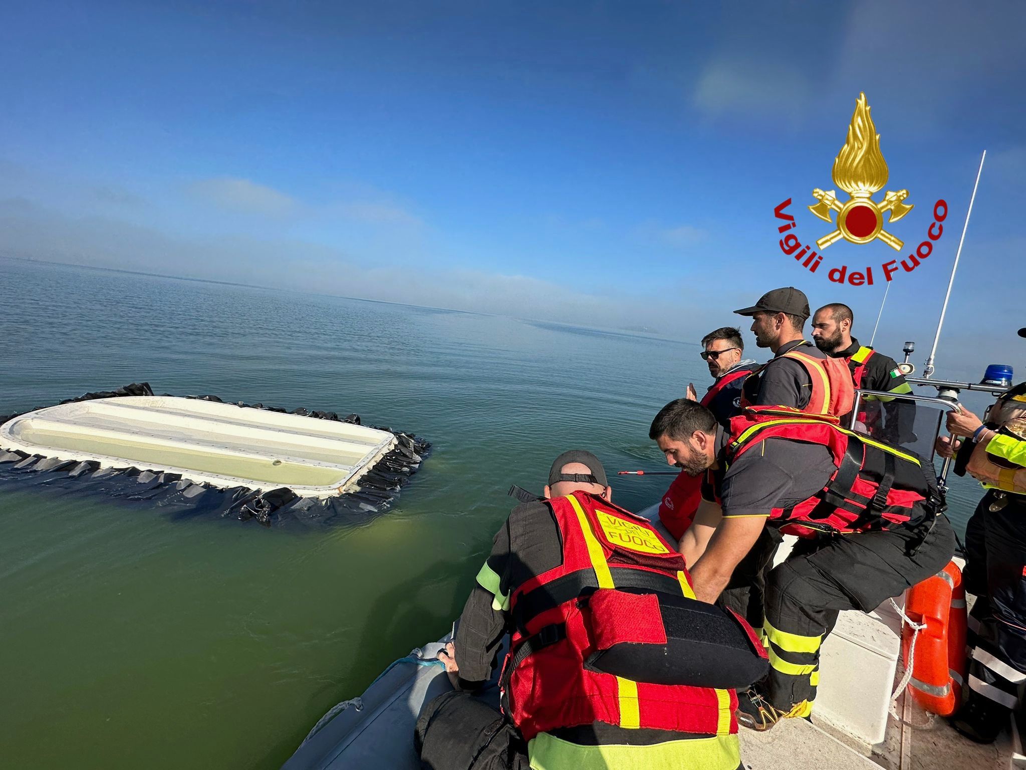 Si ribalta con l’hovercraft a Monte del Lago, recuperato dai Vigili del Fuoco (foto) 7 Si ribalta con l’hovercraft a Monte del Lago, recuperato dai Vigili del Fuoco (foto) 6
