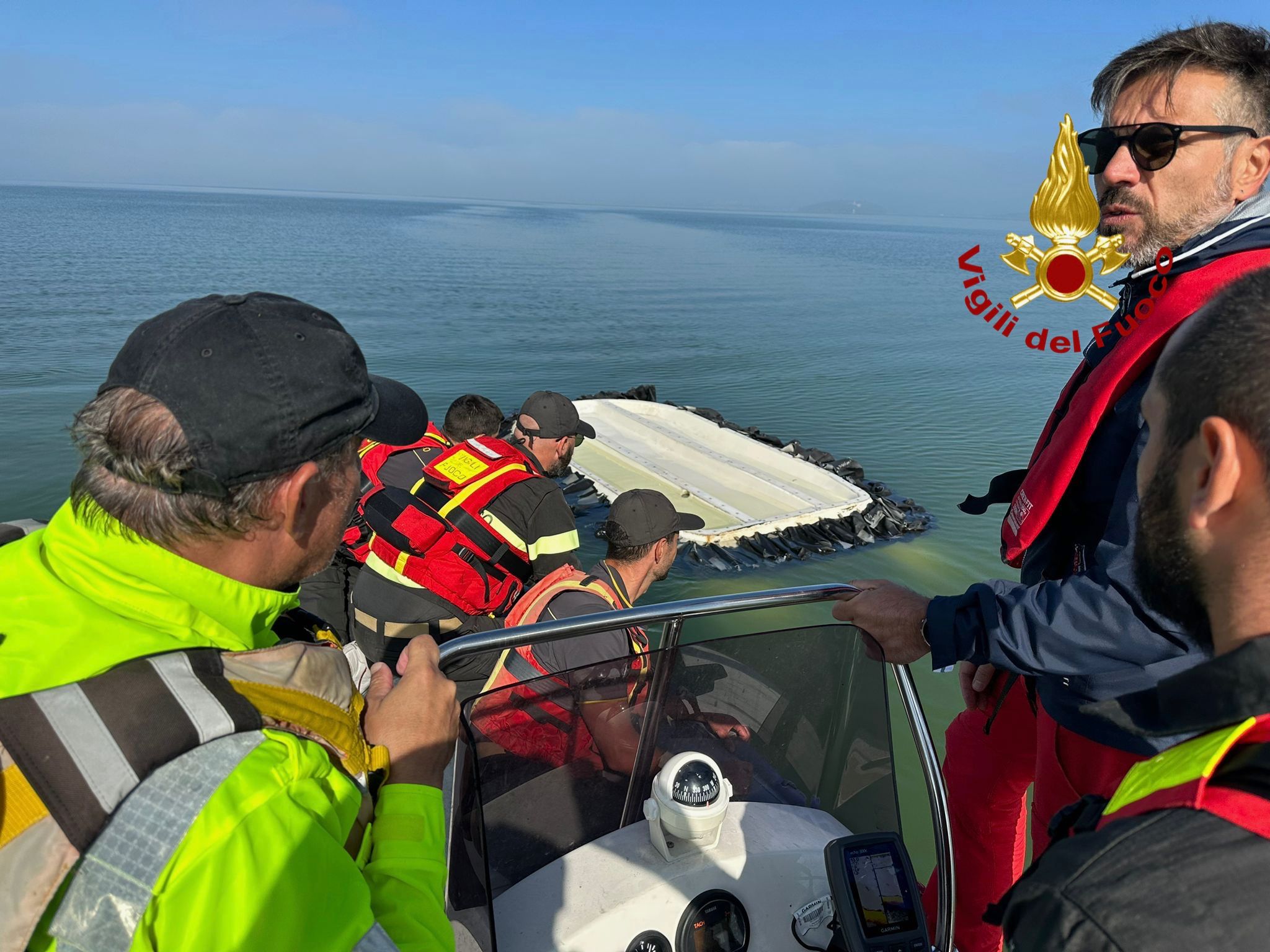 Si ribalta con l’hovercraft a Monte del Lago, recuperato dai Vigili del Fuoco (foto) 5 Si ribalta con l’hovercraft a Monte del Lago, recuperato dai Vigili del Fuoco (foto) 4