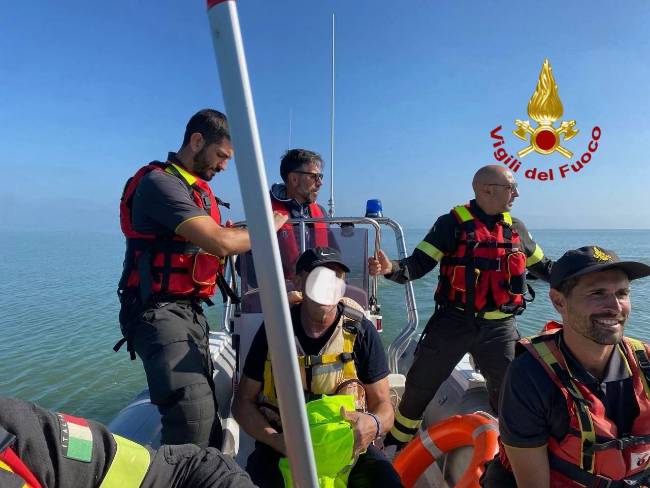 Si ribalta con l’hovercraft a Monte del Lago, recuperato dai Vigili del Fuoco (foto) 3 Si ribalta con l’hovercraft a Monte del Lago, recuperato dai Vigili del Fuoco (foto) 2