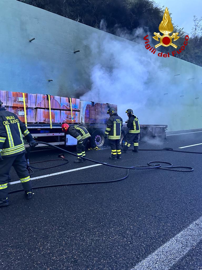 Terni, incendio su un camion in galleria: traffico bloccato di primissima mattina (foto) 10