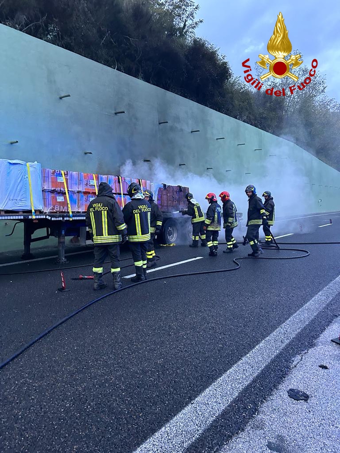 Terni, incendio su un camion in galleria: traffico bloccato di primissima mattina (foto) 12