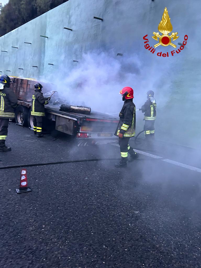 Terni, incendio su un camion in galleria: traffico bloccato di primissima mattina (foto) 6