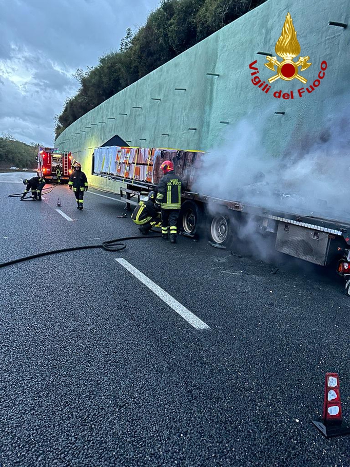 Terni, incendio su un camion in galleria: traffico bloccato di primissima mattina (foto) 8
