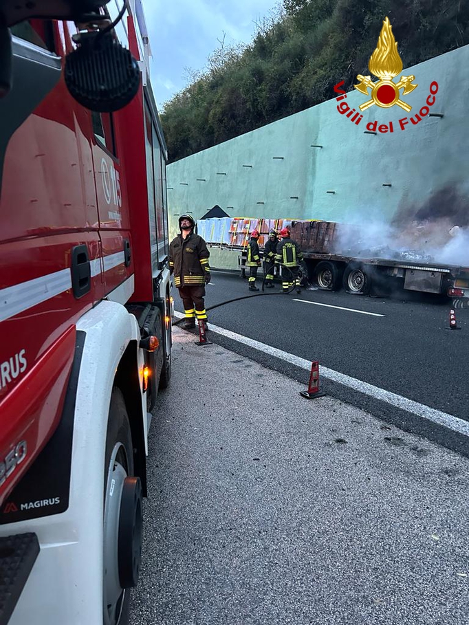 Terni, incendio su un camion in galleria: traffico bloccato di primissima mattina (foto) 2