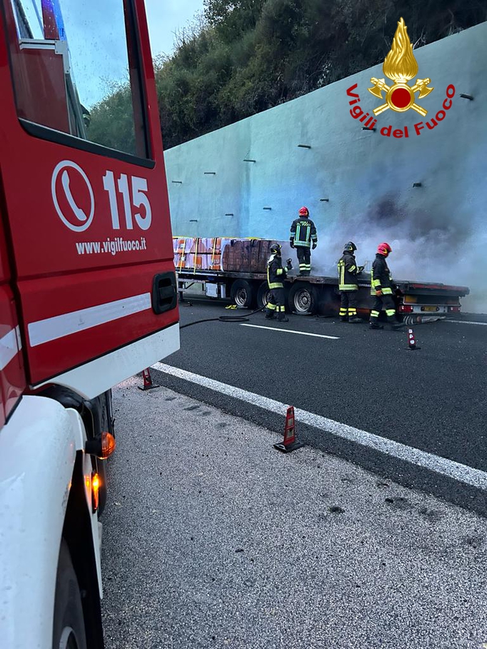 Terni, incendio su un camion in galleria: traffico bloccato di primissima mattina (foto) 4