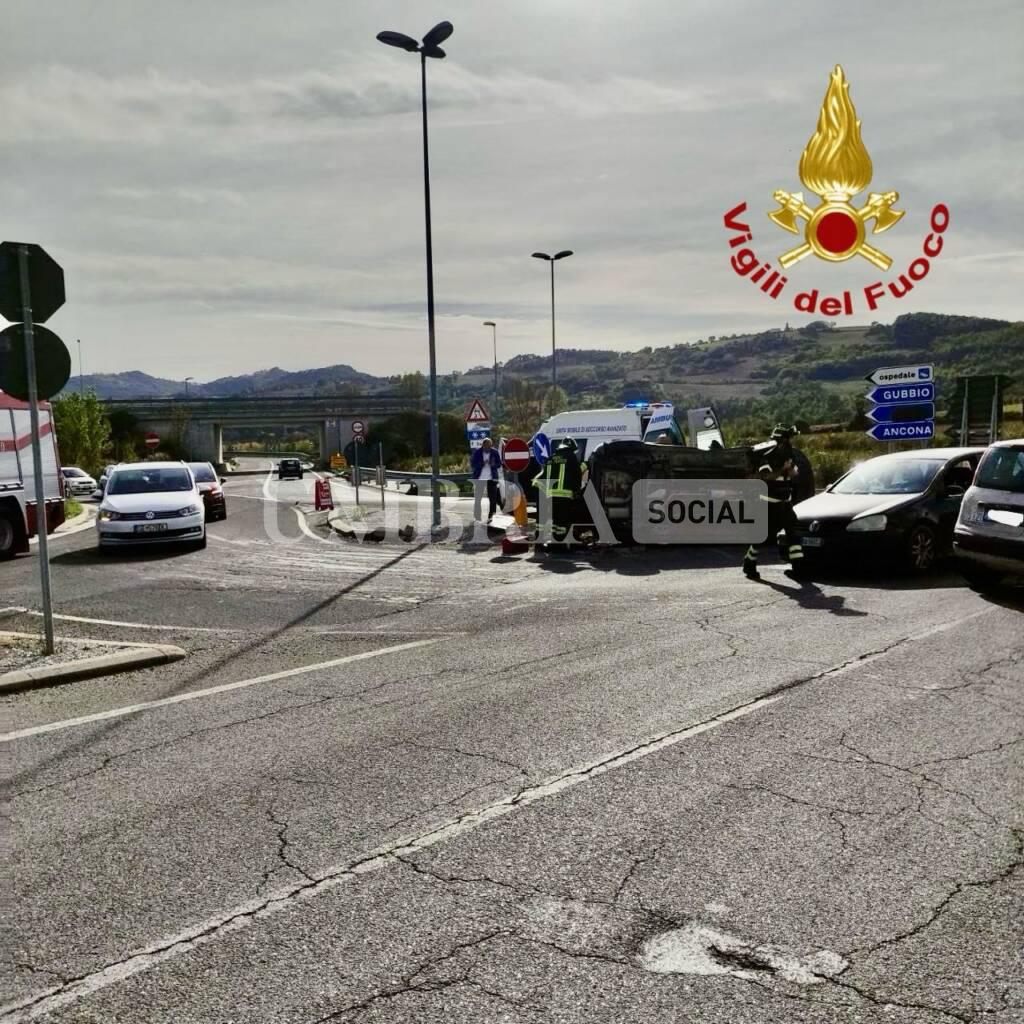 Incidente stradale alle porte di Gubbio, feriti lievemente i conducenti 2