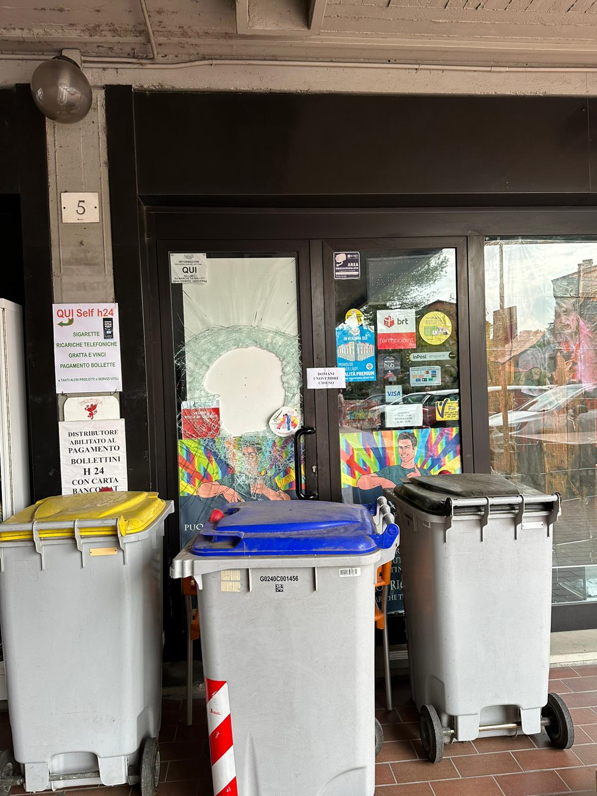 Tentato furto alla tabaccheria di Madonna Alta: due arrestati colti sul fatto, uno è ricercato (foto) 13 Tentato furto alla tabaccheria di Madonna Alta: due arrestati colti sul fatto, uno è ricercato (foto) 12