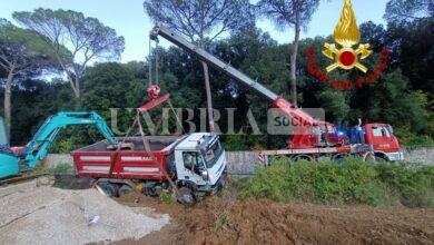 Perugia, camion finisce fuori strada e si ribalta: illeso il conducente (foto) 14 401784418 10231061731397065 2520969013275739876 n