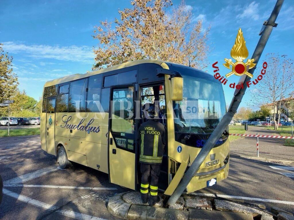 Scuolabus finisce contro un palo a Castiglione, bimbi contusi in modo lieve 3 Scuolabus finisce contro un palo a Castiglione, bimbi contusi in modo lieve 2