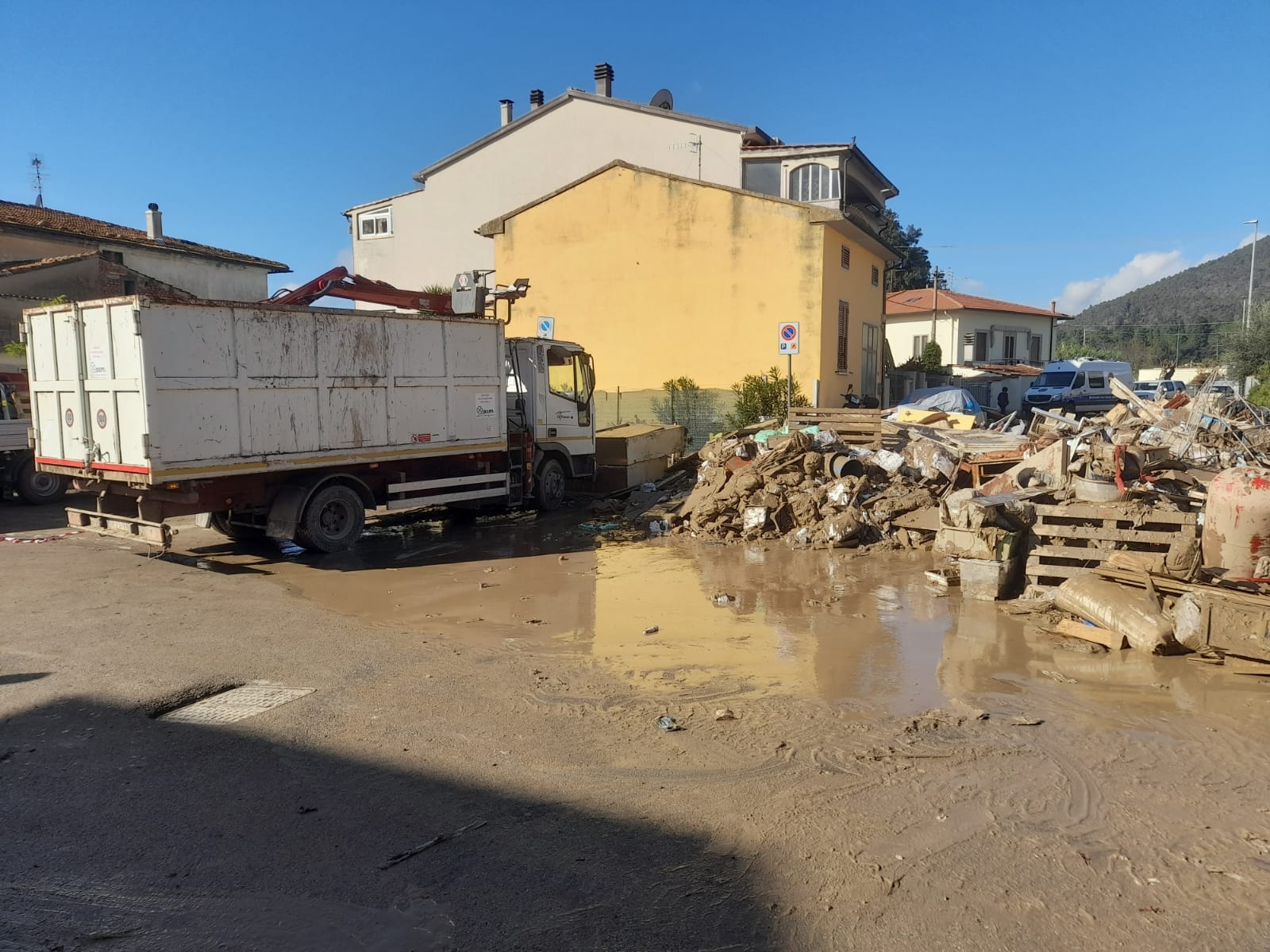 Alluvione in Toscana, ancora aiuti dall'Umbria: nuovo contingente della Protezione Civile a Prato (foto) 14
