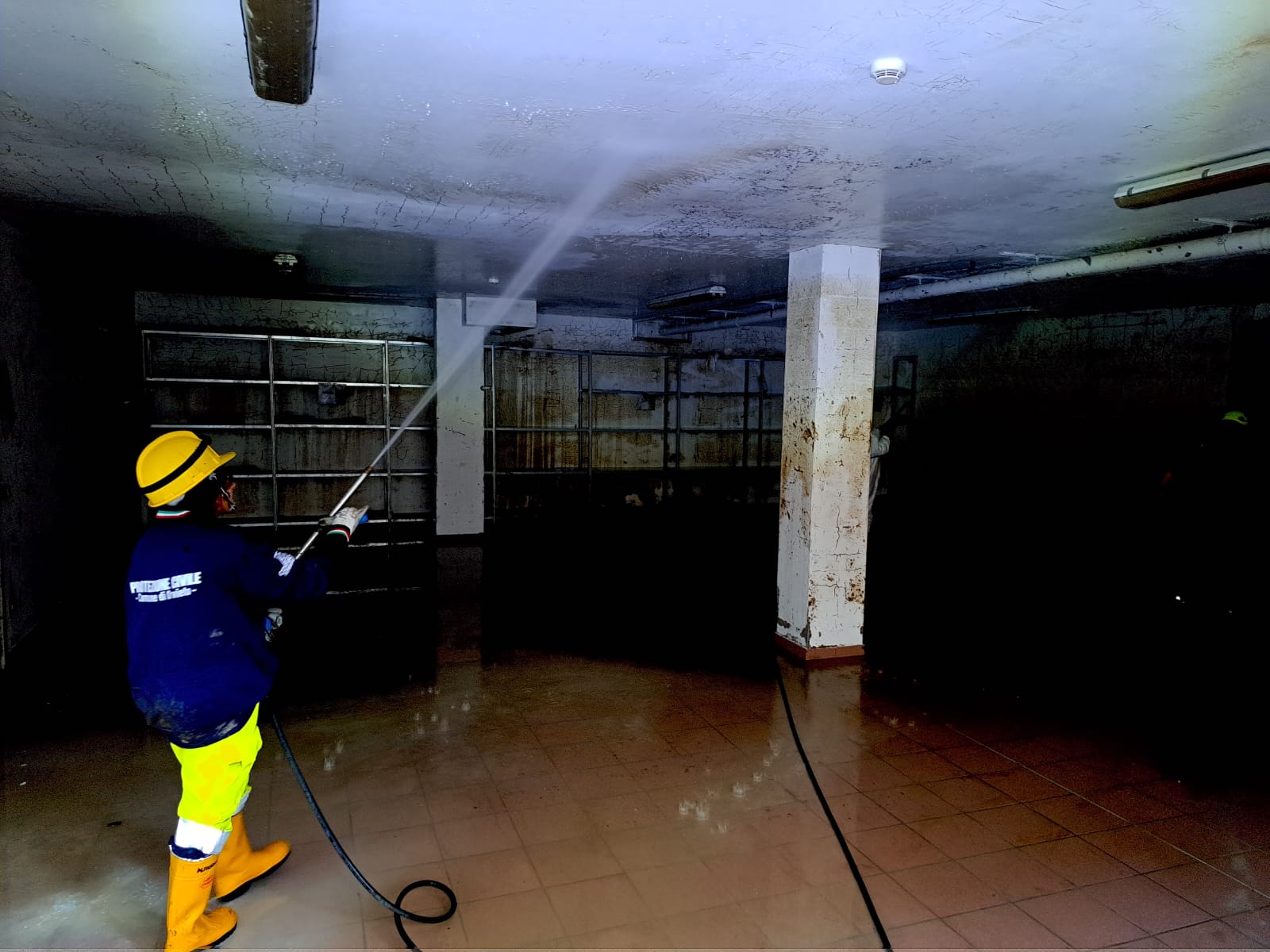 Alluvione in Toscana, ancora aiuti dall'Umbria: nuovo contingente della Protezione Civile a Prato (foto) 10