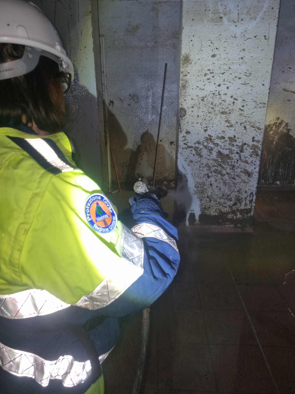 Alluvione in Toscana, ancora aiuti dall'Umbria: nuovo contingente della Protezione Civile a Prato (foto) 8