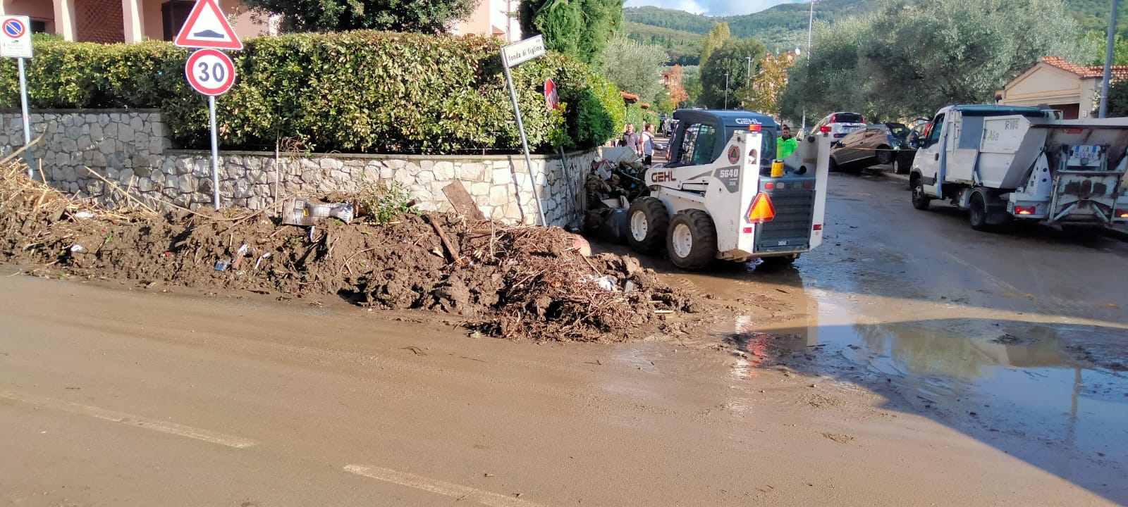 Alluvione in Toscana, ancora aiuti dall'Umbria: nuovo contingente della Protezione Civile a Prato (foto) 4