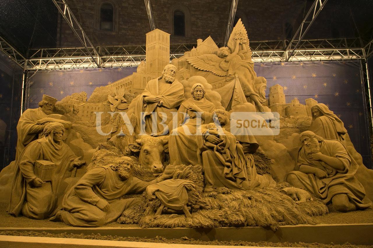 Assisi accende il suo Natale: sulle facciate delle chiese il primo presepe di San Francesco (foto) 23 Assisi accende il suo Natale: sulle facciate delle chiese il primo presepe di San Francesco (foto) 22