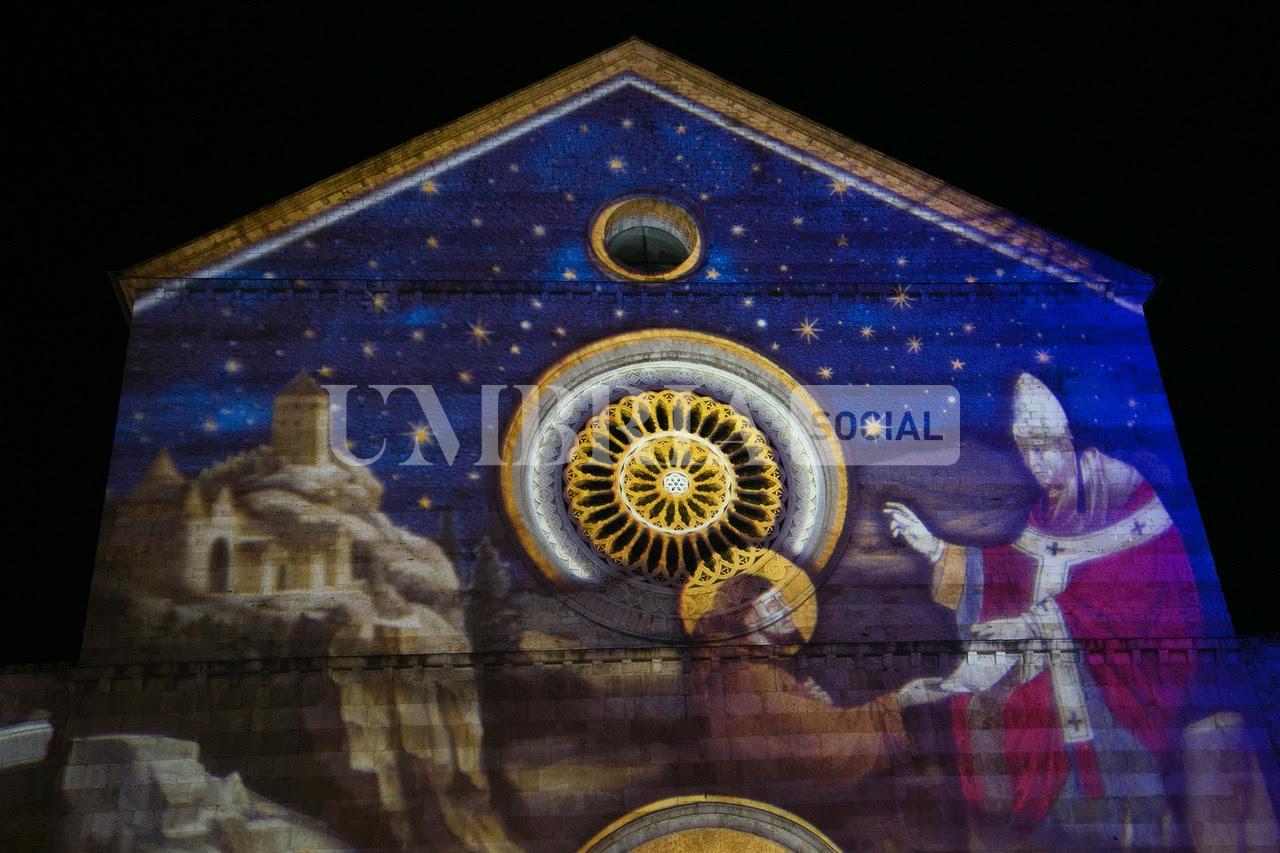 Assisi accende il suo Natale: sulle facciate delle chiese il primo presepe di San Francesco (foto) 13 Assisi accende il suo Natale: sulle facciate delle chiese il primo presepe di San Francesco (foto) 12