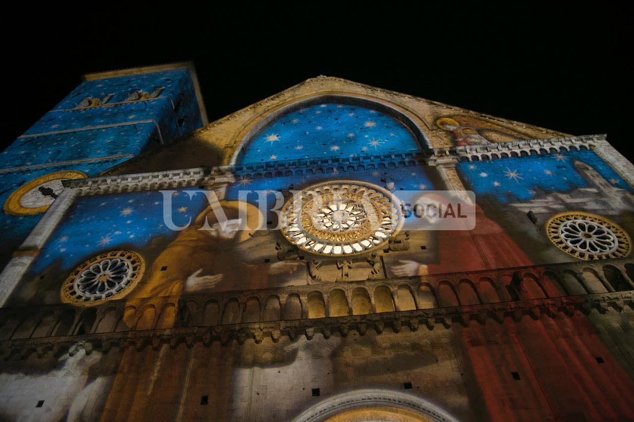 Assisi accende il suo Natale: sulle facciate delle chiese il primo presepe di San Francesco (foto) 35 Assisi accende il suo Natale: sulle facciate delle chiese il primo presepe di San Francesco (foto) 34