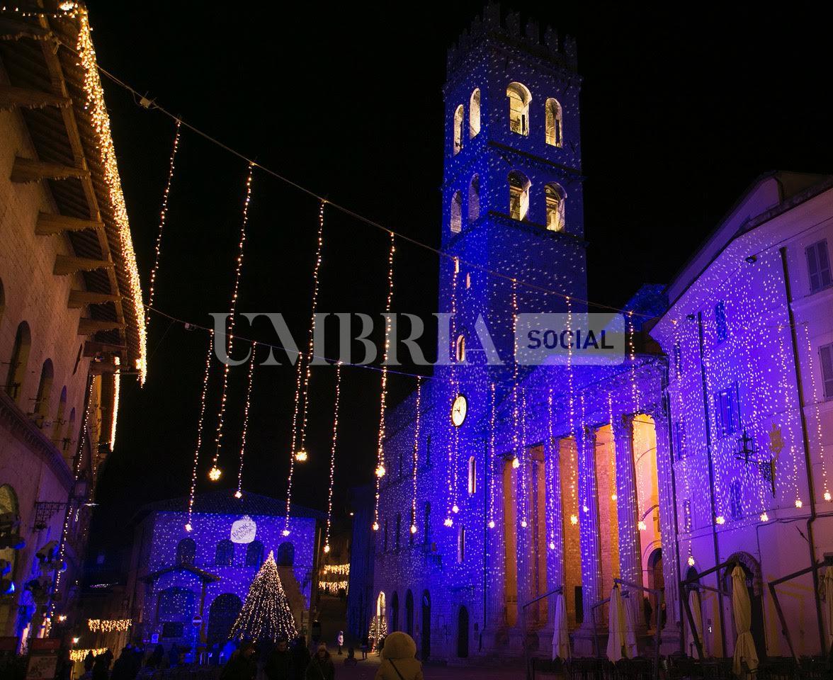 Assisi accende il suo Natale: sulle facciate delle chiese il primo presepe di San Francesco (foto) 5 Assisi accende il suo Natale: sulle facciate delle chiese il primo presepe di San Francesco (foto) 4