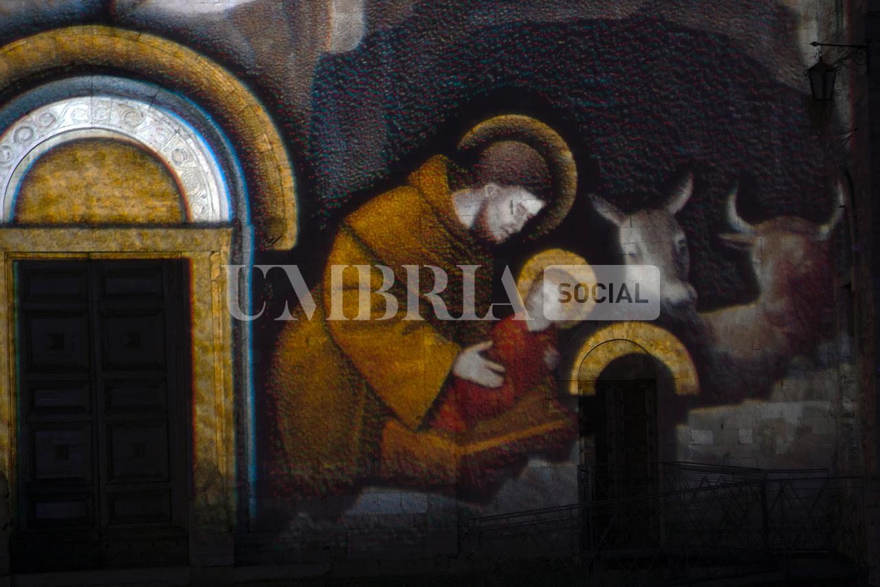 Assisi accende il suo Natale: sulle facciate delle chiese il primo presepe di San Francesco (foto) 31 Assisi accende il suo Natale: sulle facciate delle chiese il primo presepe di San Francesco (foto) 30