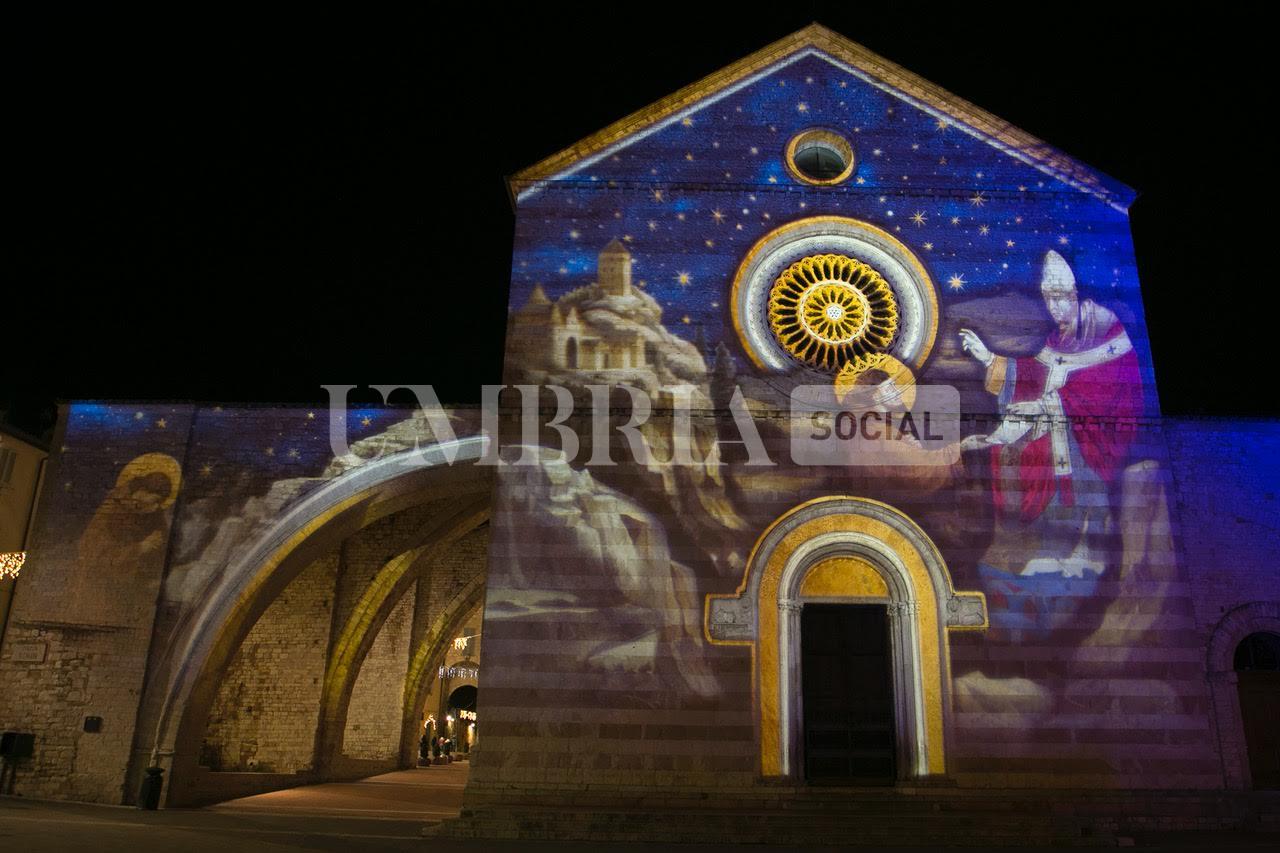 Assisi accende il suo Natale: sulle facciate delle chiese il primo presepe di San Francesco (foto) 15 Assisi accende il suo Natale: sulle facciate delle chiese il primo presepe di San Francesco (foto) 14