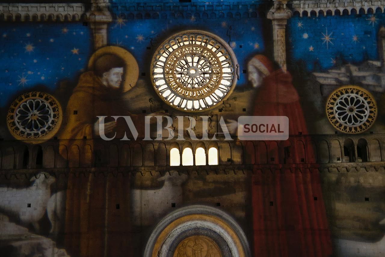 Assisi accende il suo Natale: sulle facciate delle chiese il primo presepe di San Francesco (foto) 33 Assisi accende il suo Natale: sulle facciate delle chiese il primo presepe di San Francesco (foto) 32