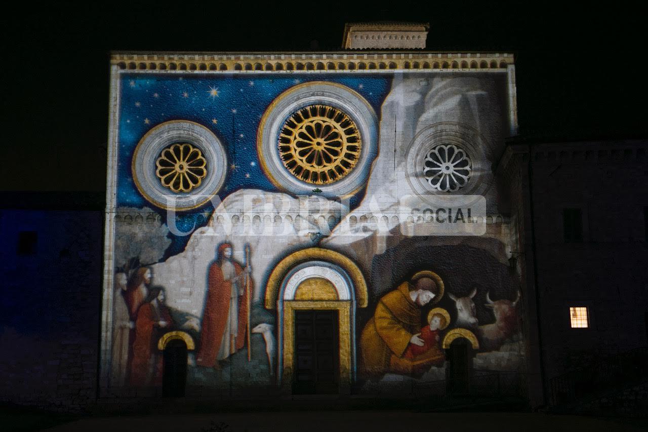 Assisi accende il suo Natale: sulle facciate delle chiese il primo presepe di San Francesco (foto) 29 Assisi accende il suo Natale: sulle facciate delle chiese il primo presepe di San Francesco (foto) 28