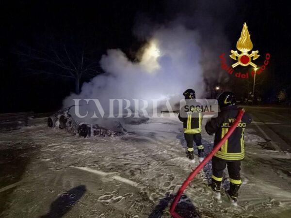 Trasimeno, due autovetture in fiamme nella notte: intervengono i Vigili del Fuoco (foto) 3 Trasimeno, due autovetture in fiamme nella notte: intervengono i Vigili del Fuoco (foto) 2