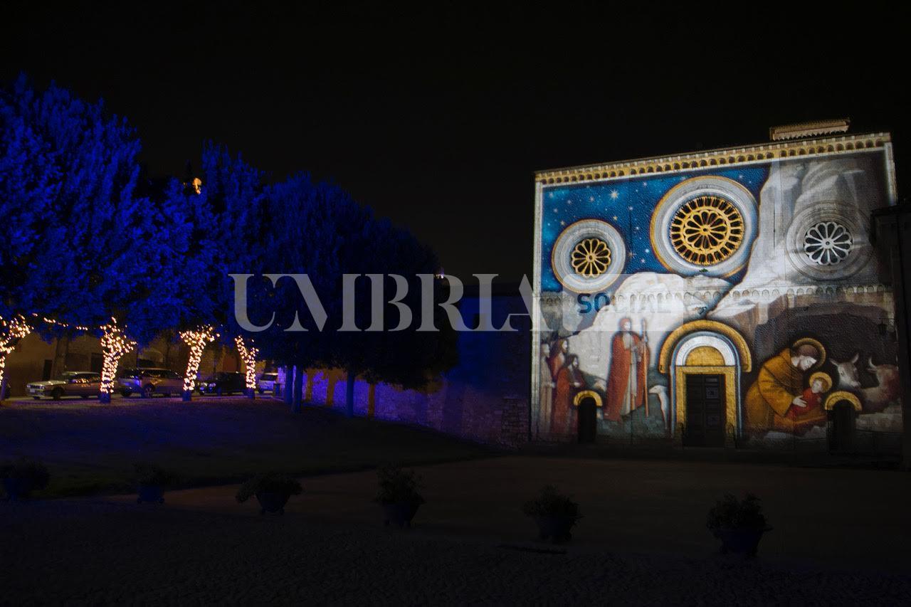Assisi accende il suo Natale: sulle facciate delle chiese il primo presepe di San Francesco (foto) 27 Assisi accende il suo Natale: sulle facciate delle chiese il primo presepe di San Francesco (foto) 26