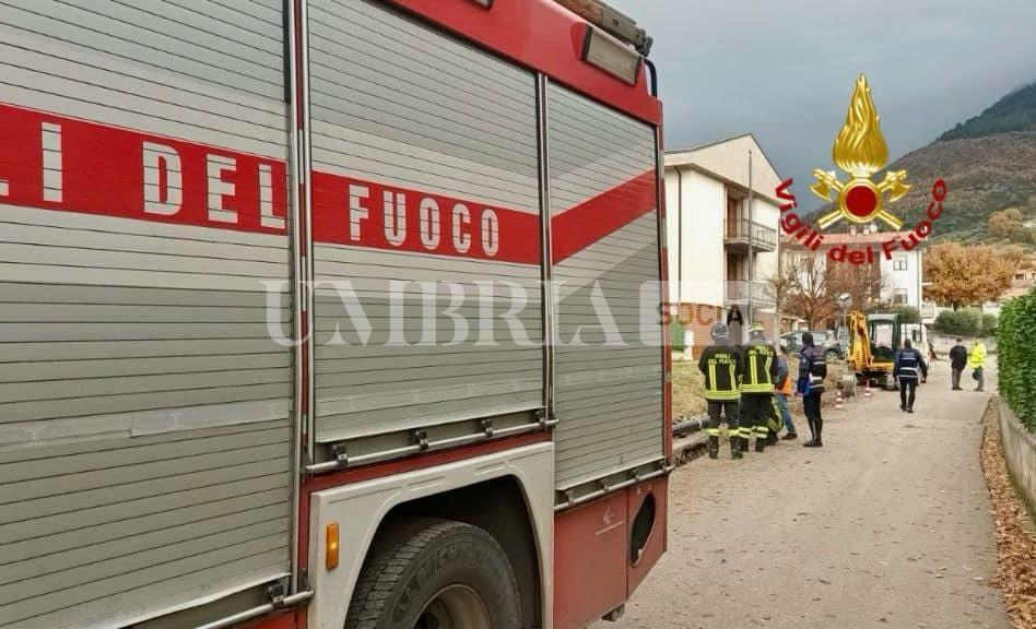 Gubbio, operaio cade durante i lavori alla rete idrica, soccorso dai Vigili del fuoco 2