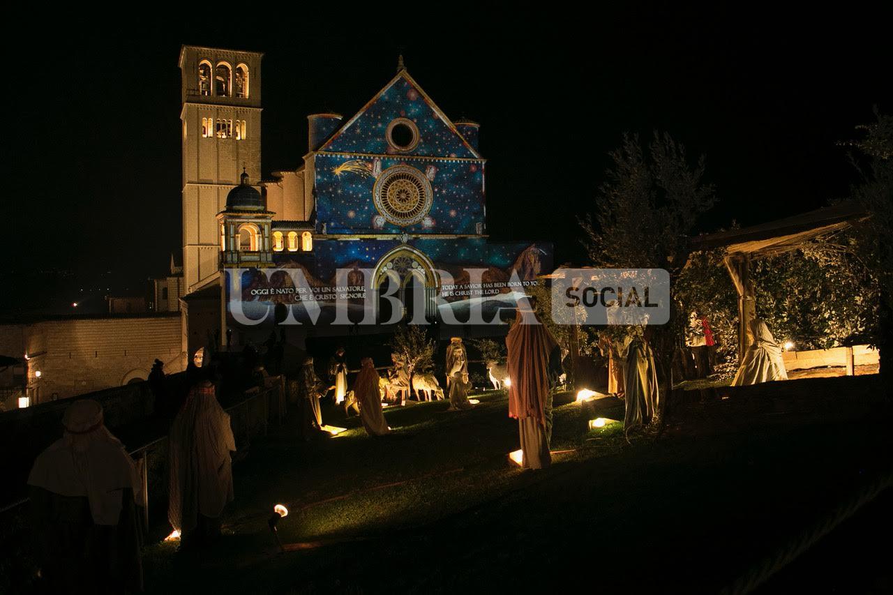 Assisi accende il suo Natale: sulle facciate delle chiese il primo presepe di San Francesco (foto) 17 Assisi accende il suo Natale: sulle facciate delle chiese il primo presepe di San Francesco (foto) 16