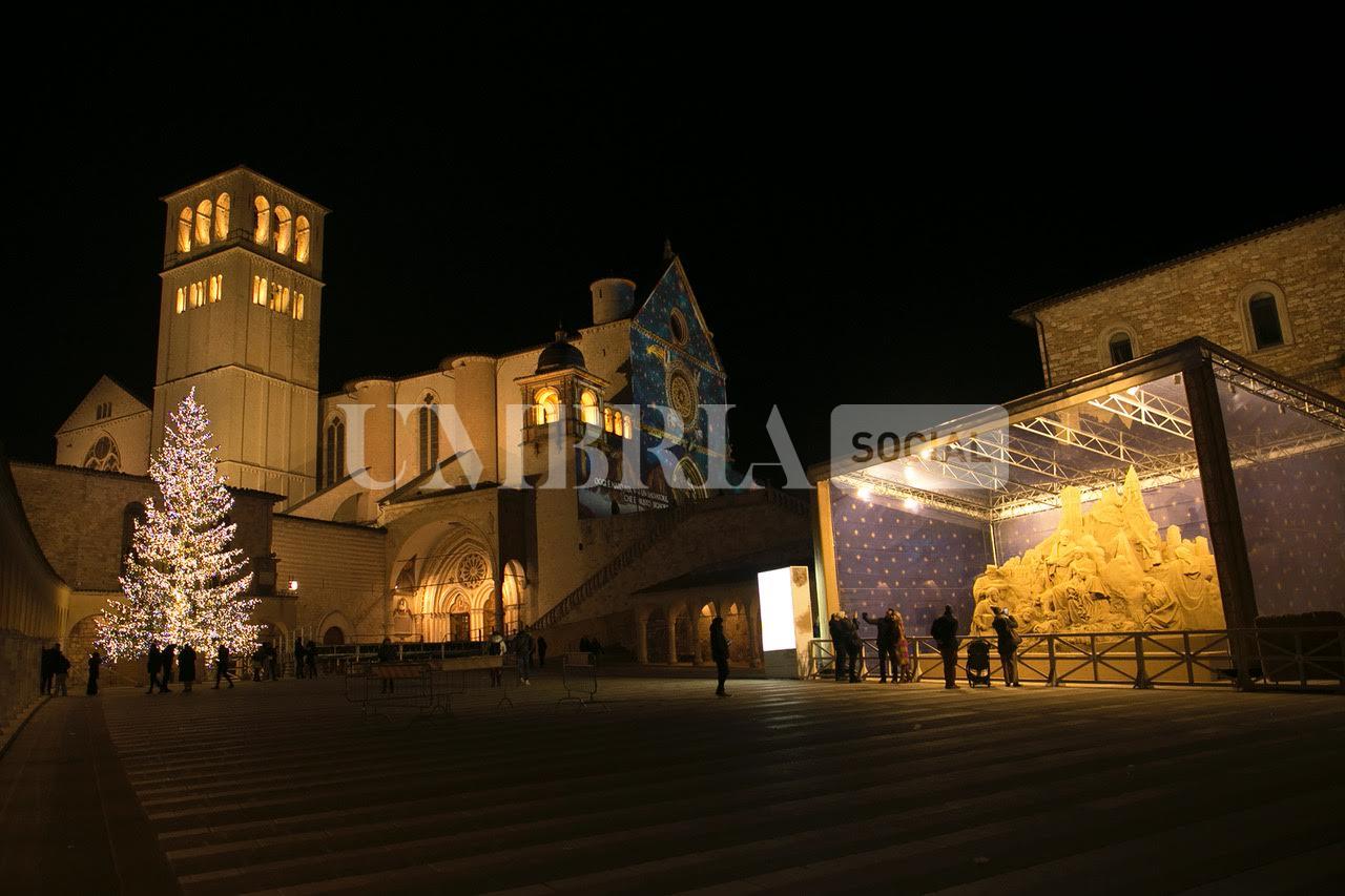 Assisi accende il suo Natale: sulle facciate delle chiese il primo presepe di San Francesco (foto) 25 Assisi accende il suo Natale: sulle facciate delle chiese il primo presepe di San Francesco (foto) 24