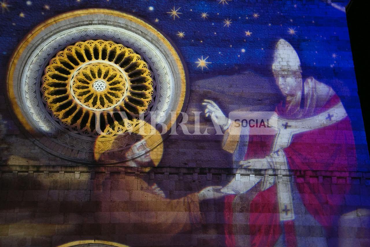Assisi accende il suo Natale: sulle facciate delle chiese il primo presepe di San Francesco (foto) 11 Assisi accende il suo Natale: sulle facciate delle chiese il primo presepe di San Francesco (foto) 10