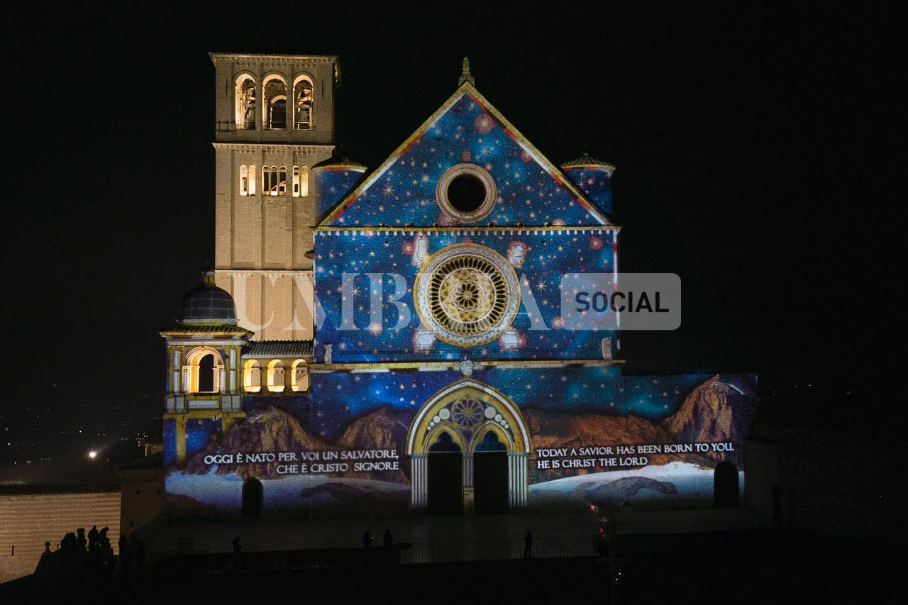 Assisi accende il suo Natale: sulle facciate delle chiese il primo presepe di San Francesco (foto) 19 Assisi accende il suo Natale: sulle facciate delle chiese il primo presepe di San Francesco (foto) 18