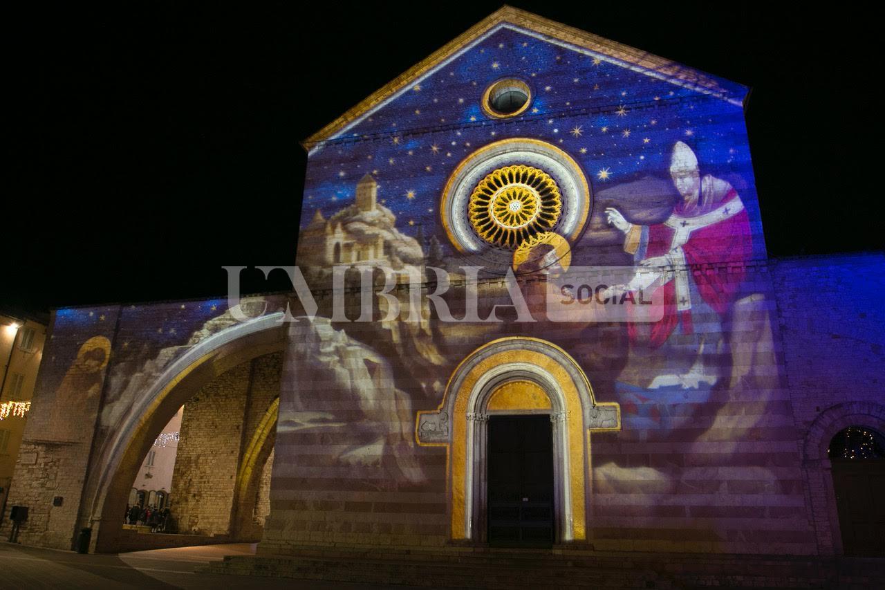 Assisi accende il suo Natale: sulle facciate delle chiese il primo presepe di San Francesco (foto) 7 Assisi accende il suo Natale: sulle facciate delle chiese il primo presepe di San Francesco (foto) 6