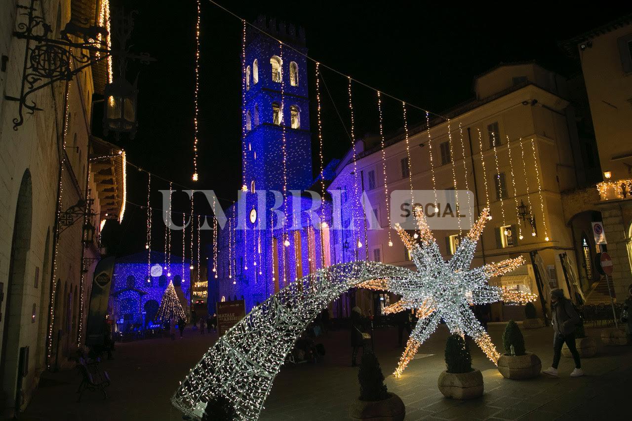 Assisi accende il suo Natale: sulle facciate delle chiese il primo presepe di San Francesco (foto) 3 Assisi accende il suo Natale: sulle facciate delle chiese il primo presepe di San Francesco (foto) 2