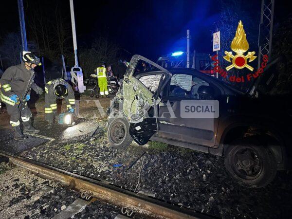 Scontro fra auto e treno, un ferito in ospedale a Branca 5 Scontro fra auto e treno, un ferito in ospedale a Branca 4